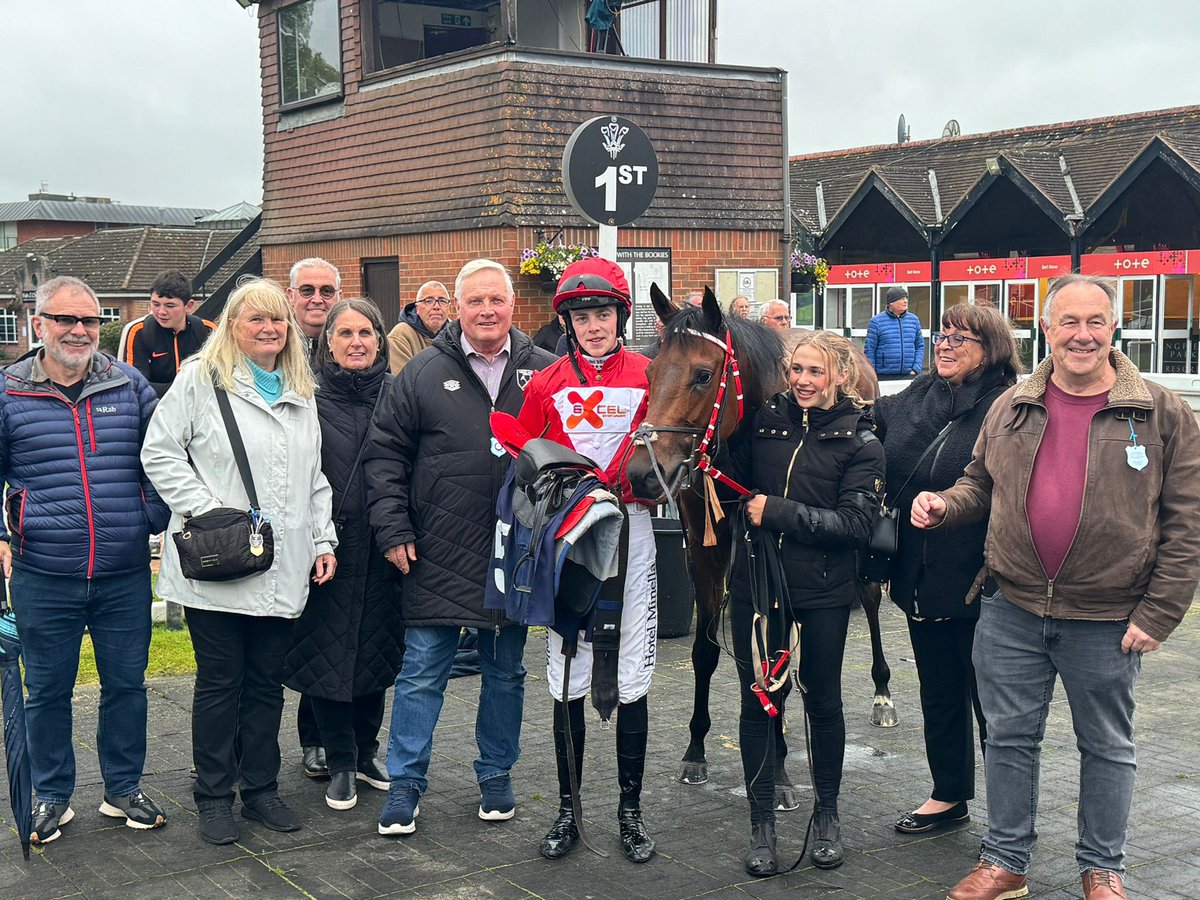 𝐖𝐢𝐧𝐧𝐞𝐫: 𝐋𝐨𝐯𝐞𝐚𝐛𝐥𝐞 𝐑𝐨𝐠𝐮𝐞🥇 Loveable Rogue wins by a head in the 7.40pm Maiden Fillies Stakes under a great ride by our apprentice Sean Dylan Bowen! Congratulations to The Rogues Gallery and well done to all the team at home! #jamesowenracing