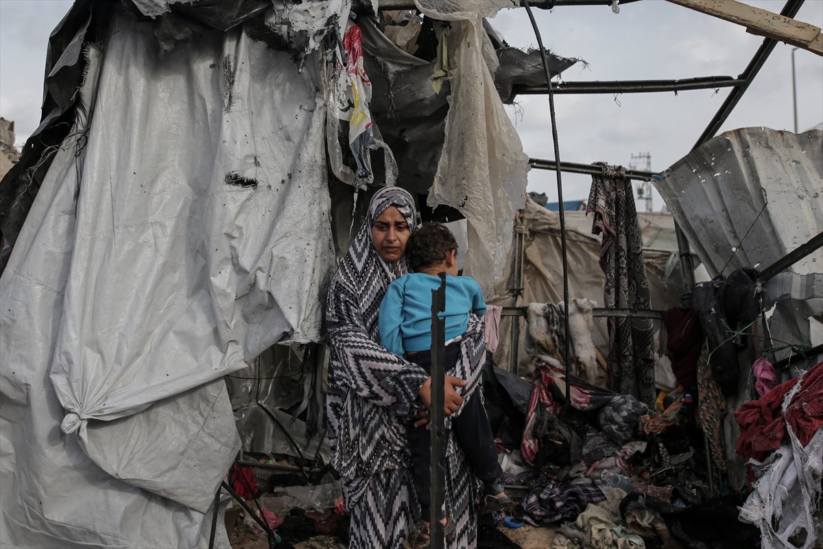 Artık bir çadırları bile yok. Ne yapsın bu insanlar? #RafahOnFire