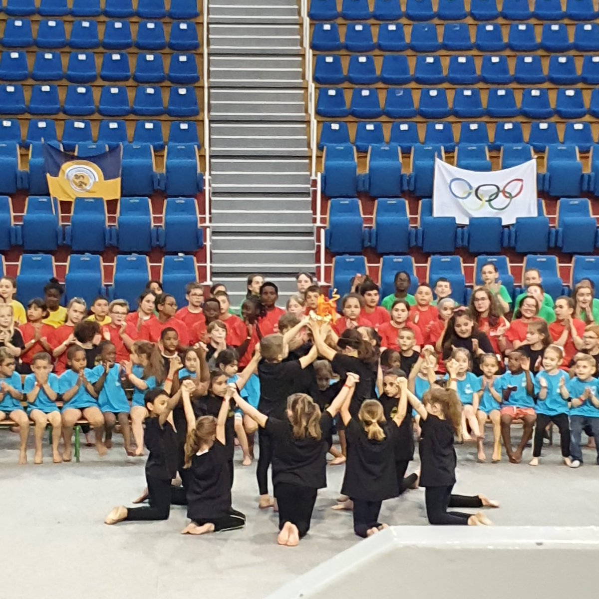 Cérémonie d'ouverture des Jeux Olympiques par tous les élèves de l'école primaire Clovis Jacquiert de Châlons en Champagne. Un superbe spectacle 👏 orchestré par une équipe très investie. Merci 🙏aux élèves et à leur équipe  enseignante. #CircoCN