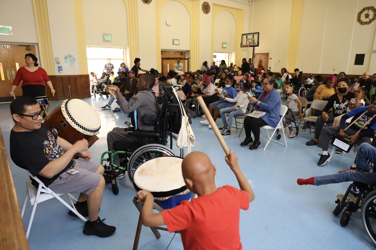 Baer students actively participated in a traditional Japanese Taiko performance! They learned following a beat and playing together.

#BaerStrong #BCPSS @BaltCitySchools #AAPImonth
@SwintonBuck