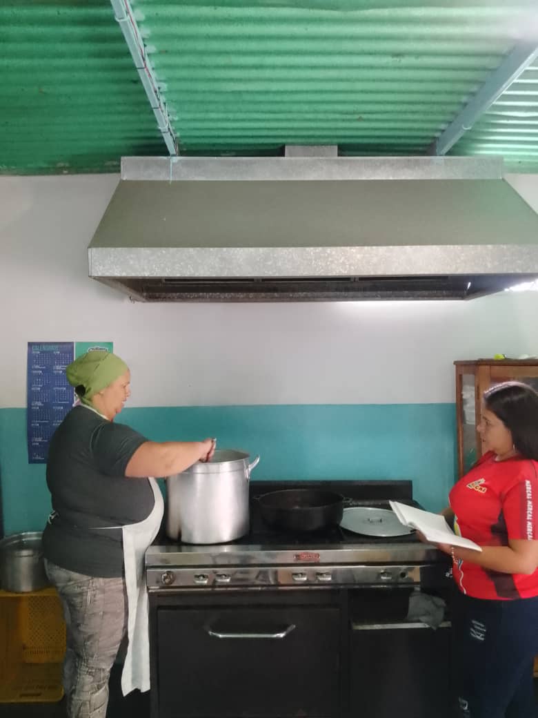 #Mérida ||En Aras de Garantizar la inocuidad de los alimentos y la atención a los niños y niñas beneficiados con el Programa de Alimentación Escolar, <a href="/MercalOficial/">Mercal Oficial</a> mediante las BRIAPES realizó supervisión en la Escuela Básica "Santa Rosa" ubicada en la Pqa Milla mpio. Libertador