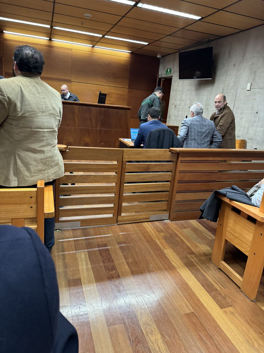 RafaelHarvey3's tweet photo. Ayer, el 7° Juzgado de Garantía Confirmó Prisión Preventiva del Ex Director de Inteligencia del Ejto, General Schafik Nazal por ESPIONAJE contra denunciantes de CORRUPCIÓN y Periodistas.

Pese a las falsedades de su defensa.

Estuvo esposado toda la audiencia el Reo Nazal

👇 https://t.co/m5fbjpkhkA