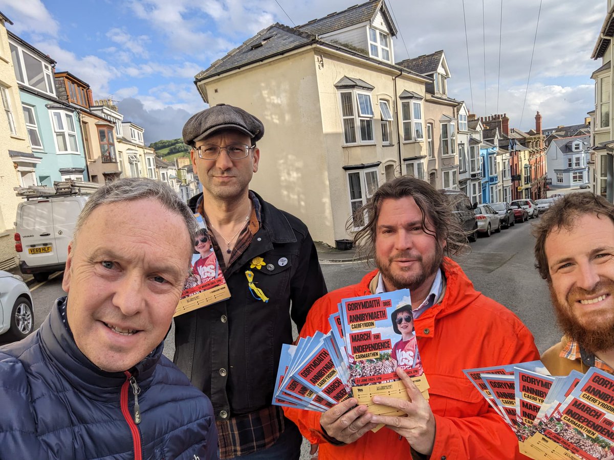 Good session in Aberystwyth leafletting for the #IndyWales march.
Edrych ymlaen i #AUOBCaerfyrddin !