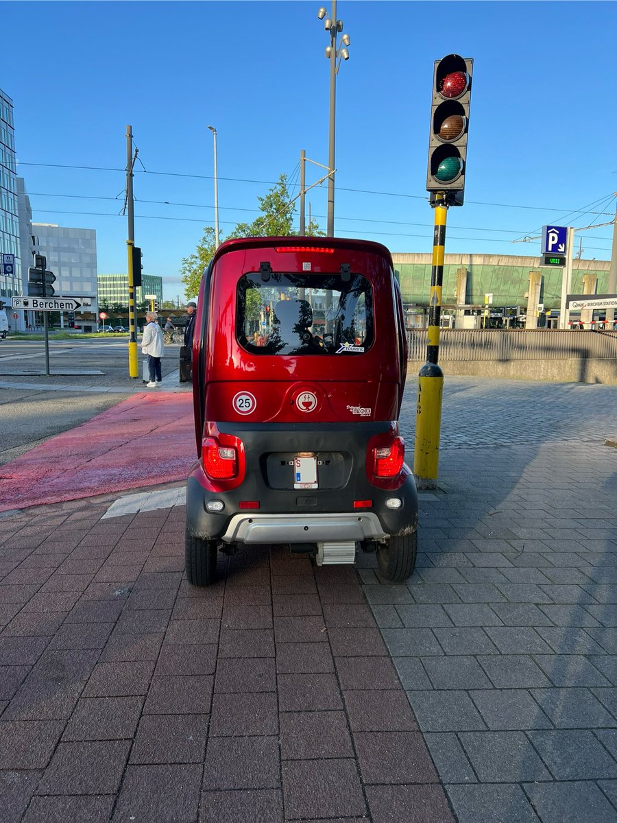 nachtschade's tweet photo. Verkeersvraagstuk: waar op de weg hoort dit thuis?
Ik moet eerlijk bekennen dat ik het niet op het fietspad zou verwachten (waar het nu wel reed)

@PZAntwerpen @DAVIDSTEVENS83 @RenaatVH https://t.co/gPazvS63YF