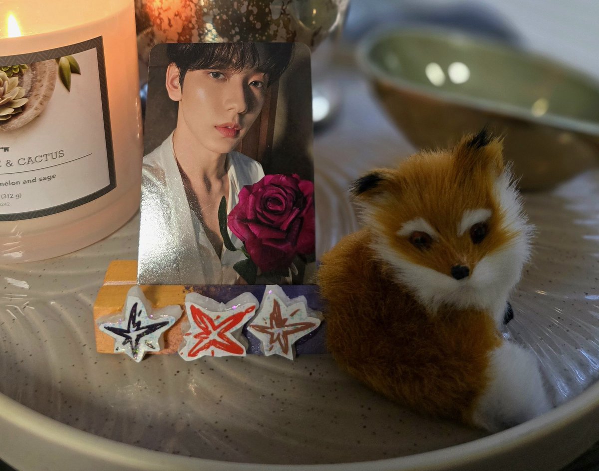 kike_u's tweet photo. Freebies for Atlanta txt see you tomorrow MoAs 🦊🍂🌅🌟 photocards stand 🤗💕#actpromisetour #TOMORROW_X_TOGETHERTXT #TXT_IN_ATL #TXT_IN_ATLANTA #TXT_TOUR_ACTPROMISE https://t.co/KQvBTsu0x8