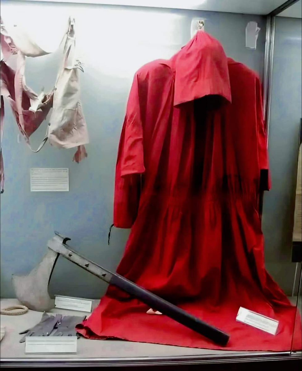 The robe and axe of Giovanni Battista Bugatti, the official executioner for the Papal States from 1796-1864 CE. Throughout his nearly seven decade term of service, he carried out 514 executions.

#drthehistories