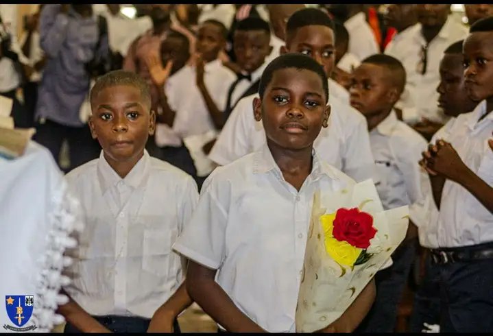 🎉 Au terme de leur initiation catéchétique, 108 élèves du collège #Boboto (#Kinshasa) ont reçu le sacrement de baptême et la première communion. La messe, présidée par le P. Wencelas Kiaka, SJ, s'est tenue à l’église Sacré-Cœur de la Gombe, le samedi 25 mai. 
#Sacrements #Foi