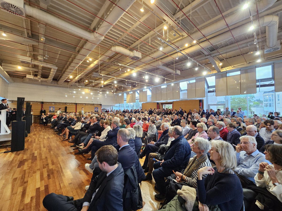 Salle ultra comble ce soir au Chesnay pour soutenir notre magnifique candidat aux européennes @fxbellamy 🇲🇫 !

#bellamy #maitrisernotredestin