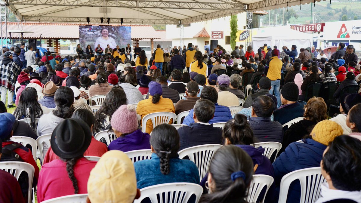 DPalaciosEc's tweet photo. #AMBATO| Seguimos recorriendo el Ecuador, llegamos con soluciones para nuestros productores. La única forma de entender la realidad del campo es recorriéndolo, con asistencia técnica, tecnología y todo el contingente de @AgriculturaEc. #ElNuevoEcuadorResuelve https://t.co/tYQirUf7GI