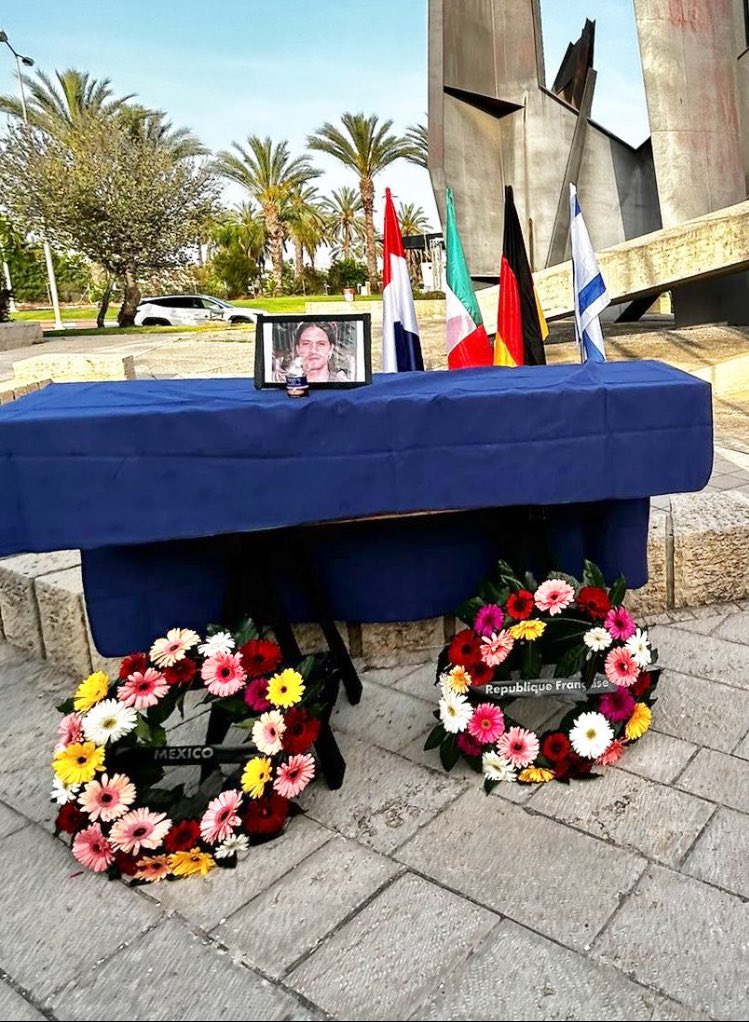 Memorial de Orión Hernández en Israel 💔

Nos despedimos de Orión Hernández, joven mexicano francés, asesinado por terroristas de Hamás el 7 de octubre.
Nuestro más sentido pésame a sus familiares y amigos. Que su familia no sepa más de penas. Bendita sea su memoria 🕯