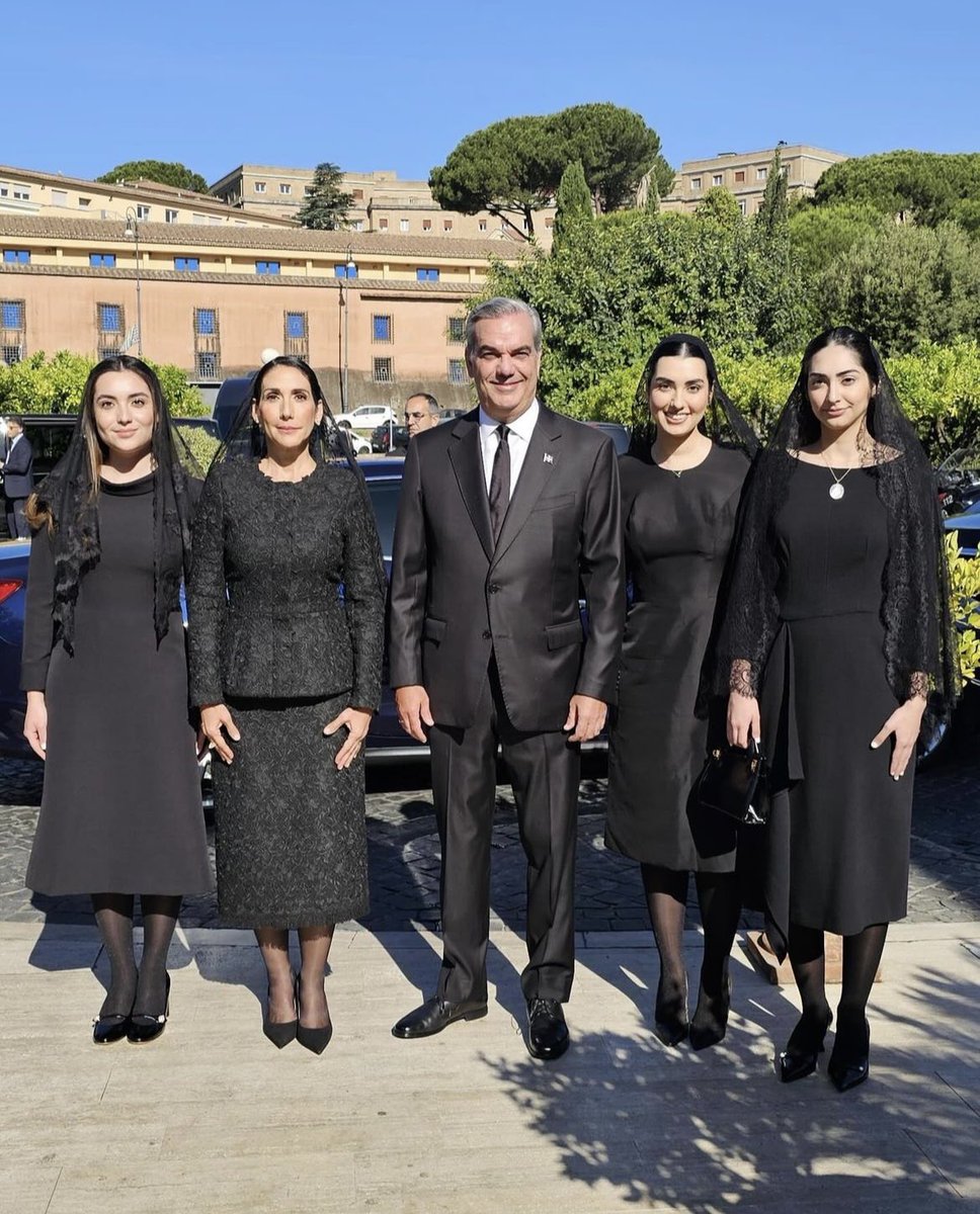 Elsnackreport's tweet photo. ¿Por qué Abinader y su familia vistieron de negro para visitar al Papa Francisco? 🧐 

🧵Abrimos hilo para dar contexto https://t.co/W8xw9dAFi0