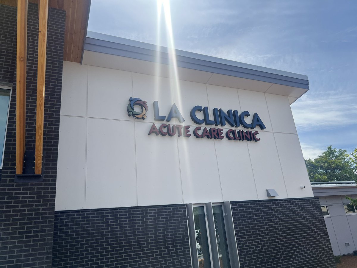 So impressed by the new urgent care clinic for La Clinica that I saw today in Medford and how the staff put to such good use the federal investment @SenJeffMerkley and I worked to secure. This adds up to a prescription for better health for Oregonians here in the Rogue Valley.