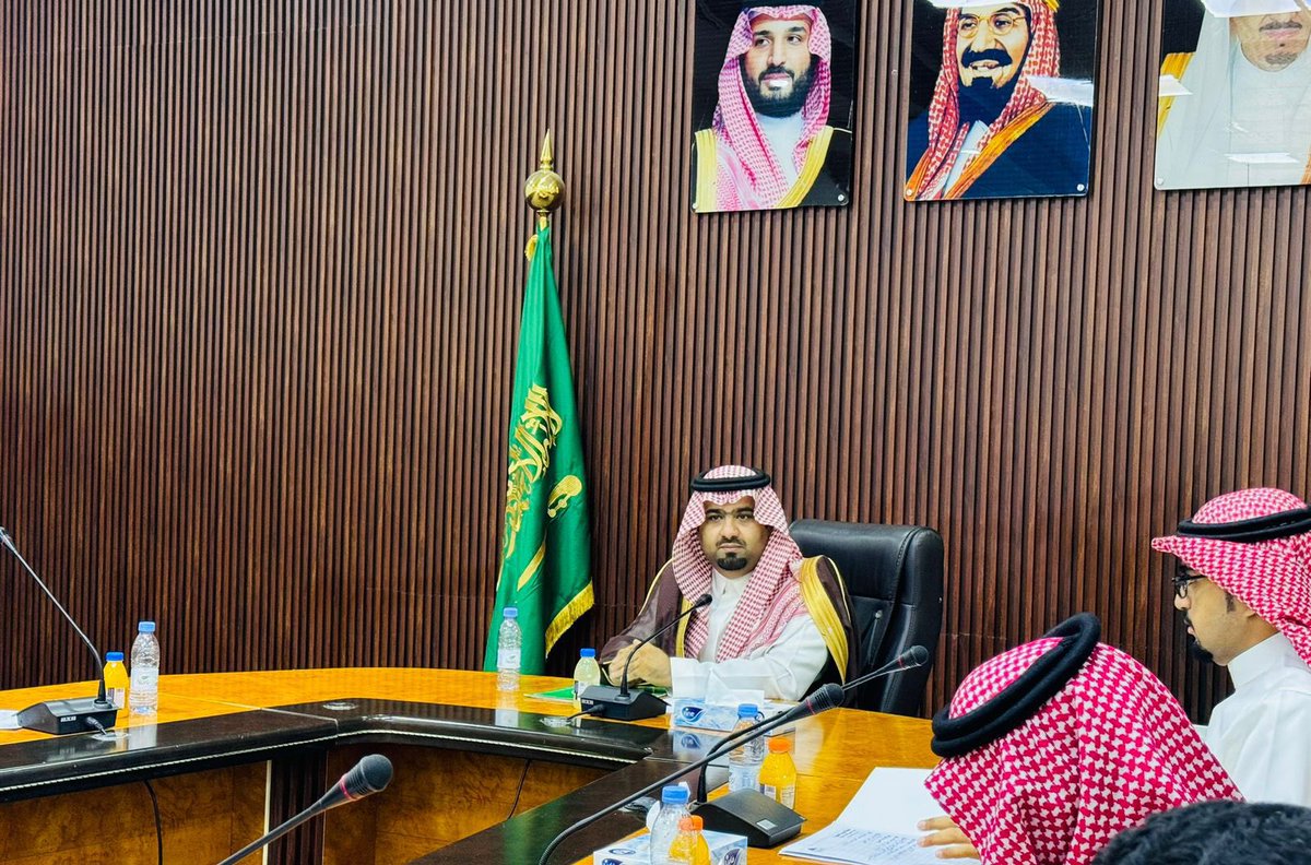 Baishgov's tweet photo. ترأس محافظ بيش أ. عماش بن فهد الشكره اليوم اجتماع اللجنة الفرعية للدفاع المدني في المحافظة، بحضور القيادات الأمنية ومدراء الجهات ذات العلاقة، وتم مناقشة استعداد مختلف الجهات الحكومية للحالة المطرية المتوقعة حسب الأرصاد . https://t.co/OnamikD2kA