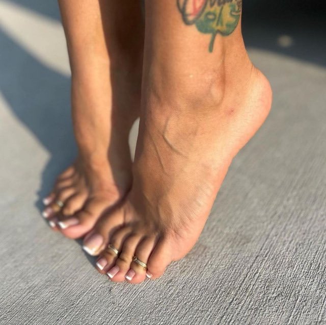 buaksamlik's tweet photo. #suckmyfeet #opentoeshoes #shoeporn #shoelovers #frenchnails #fuckmeheels #sandals https://t.co/LKlE0fKBj8