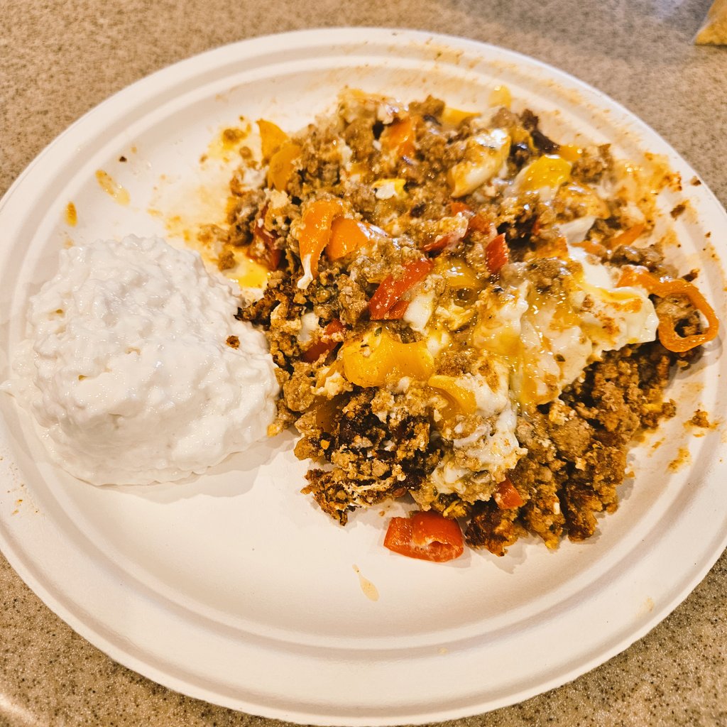 RemakingMonica's tweet photo. I nominate myself for the ugliest lunch on the planet. However, it is delicious and the macros are on fire.
P:E ratio is 1.45:1
#ProteinUp #LowCarbLife #Keto https://t.co/zPQ8iUXoVV