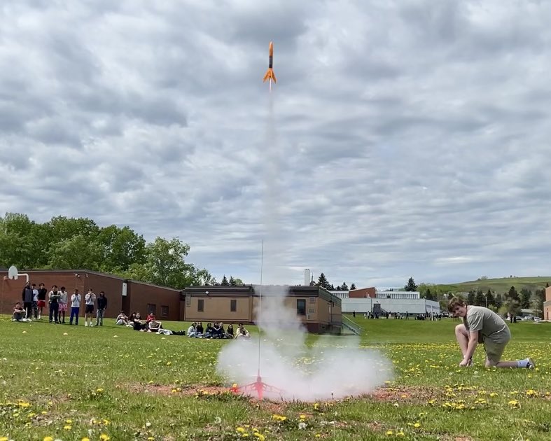 A successful rocket launch today in 9Elford! Great review by Owen of rocket properties and physics. #science