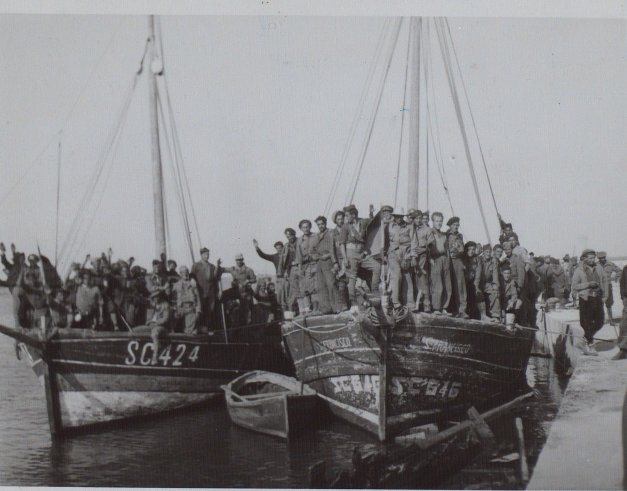 Desembarcament de soldats del bàndol revoltat el maig de 1938 al port dels #Alfacs. La #GuerraCivil avança i la #BatalladelEbre és imminent. En el revers de la foto, que es conserva a la Biblioteca Nacional, hi ha anotat el nom del fotoperiodista Fernando Ors. #MemoriaHistòrica