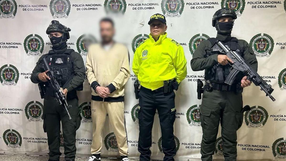 Colombia: A key leader of the organization 'La Terraza' was captured in Medellín, having formed an alliance with the 'Clan del Golfo' to export drugs to Europe. Known as alias 'Rayo', Óscar Eduardo Vásquez Pulgarín was involved in coordinating drug trafficking activities.
1/2