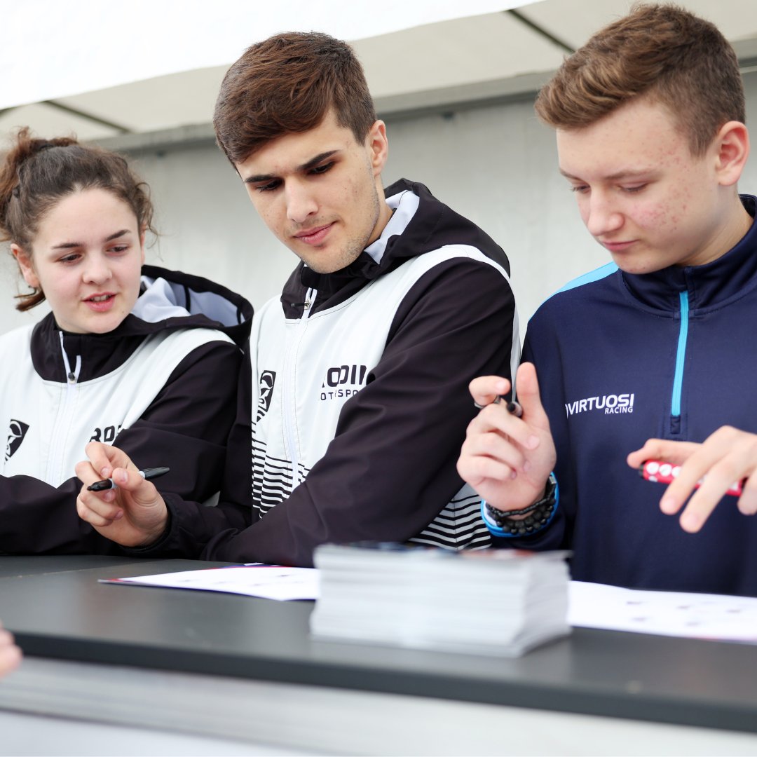 We love our autograph sessions as they give the ROKiT British F4 drivers a chance to meet you all! 

Thanks to everyone who came along at Snetterton. #BritishF4