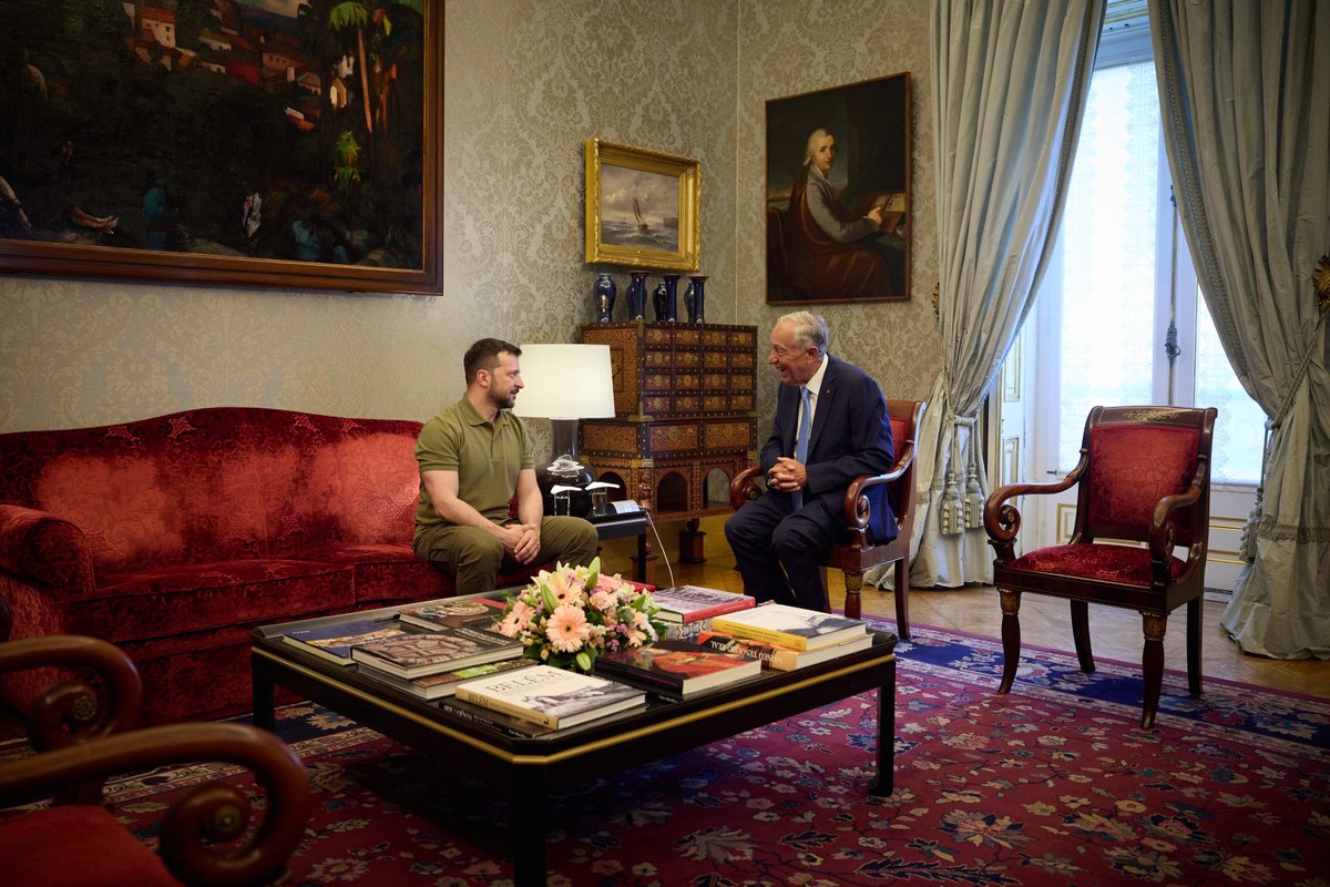 Зустрівся з Президентом Португалії Марселу Ребелу де Соузою в Лісабоні.

Обговорили підготовку до Глобального саміту миру – необхідна якомога ширша присутність на ньому держав з усіх континентів. Окрема увага – питанням інтеграції України до ЄС і НАТО. Дякую за підтримку України