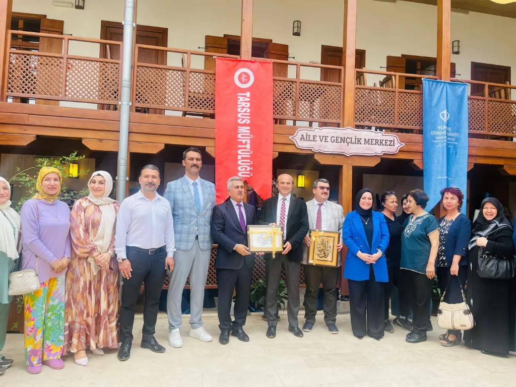 Tarsus Müftülüğü ve Tarsus Halk Eğitimi Merkezi işbirliği ile Hüsn-i Hat sanatı sene sonu sergisi açılışı yapıldı. 

Emeği geçen eğitmen ve kursiyerlerimize teşekkür ederiz

@mehmetmetin038 
@fazilet_durmus 
@g_tarsus 
@Yusuf__Tekin 
@tcmeb