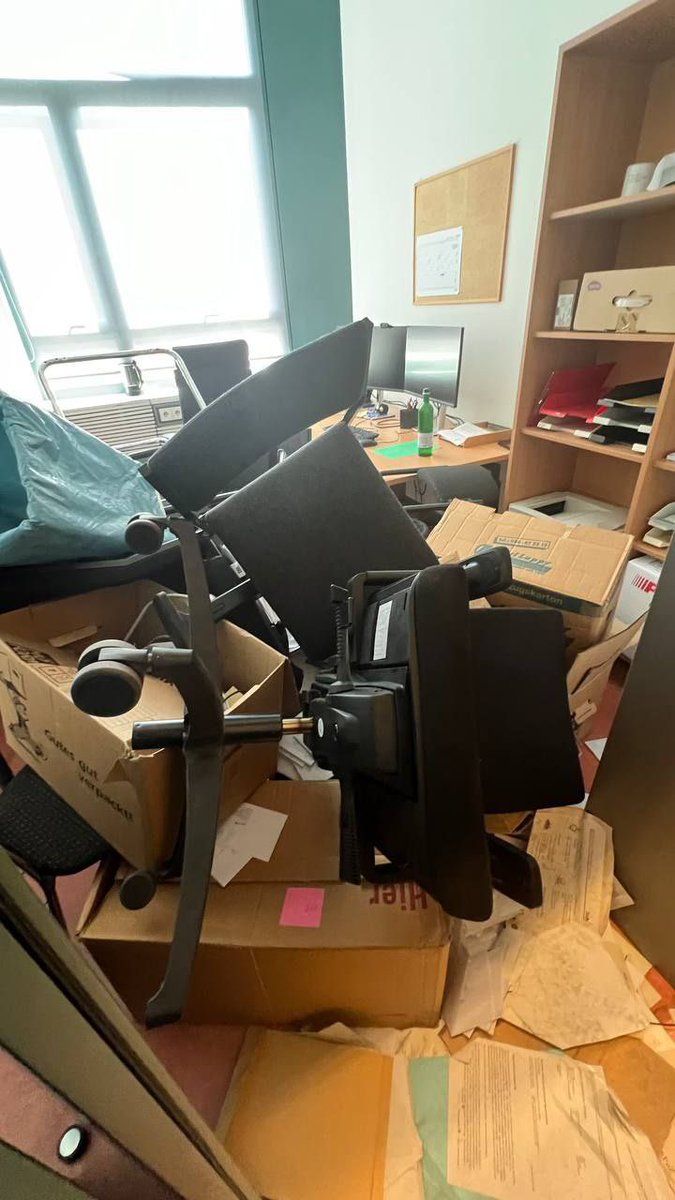 Herve_Hilde's tweet photo. @kineyDE @moi_violet Das ist #Hamburg - in #Berlin sieht man das alles viel lockerer, da hat auch mal die UNI Leitung volles Verständnis, wenn die UNI beschmiert und demoliert wird.
#Exmatrikulation #Juden #Ausländer #Hamas-Friends 
Der ganz normale Wahnsinn 😖 https://t.co/D1pFbCPInS