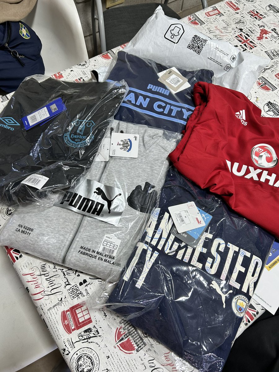 Prometido es deuda. Tremendos productos de <a href="/classicshirts/">Classic Football Shirts</a> con el descuento de <a href="/GorrasCavs/">Gorras CAVS</a> 
Genio total!!