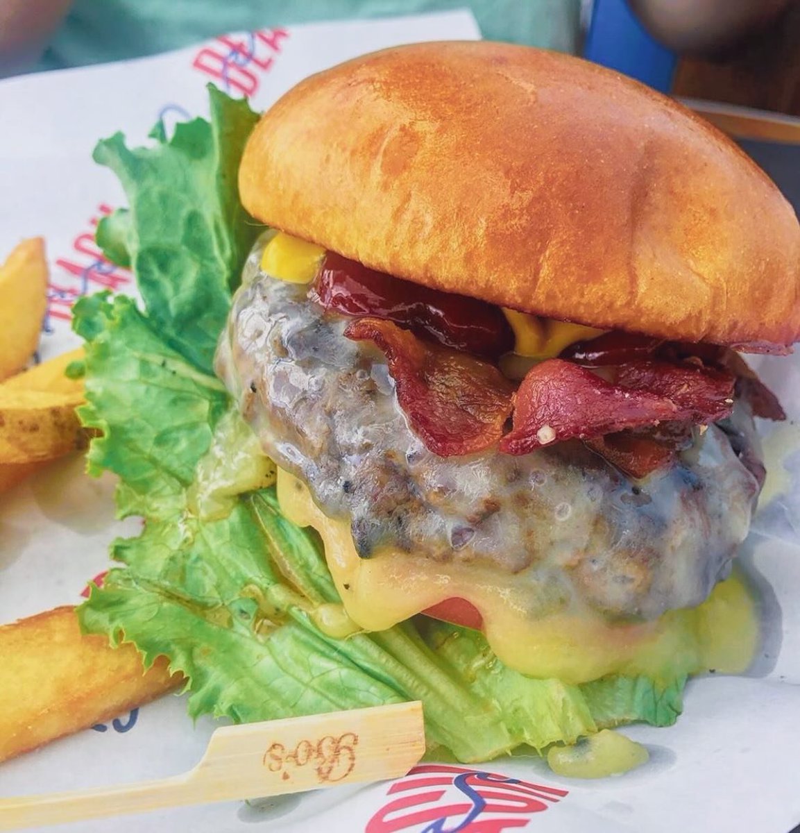 🍔🏖️ Sink your teeth into the ultimate burger experience this #InternationalBurgerDay at Bo's Beach, Salty Siren, Quarterdeck Restaurant, and more in #FTLBeach! 🍔 Discover more burger spots at discoverftlbeach.com! #BurgerDay #BurgerLove #FTLBeachEats #BeachLife #LoveFTLBeach