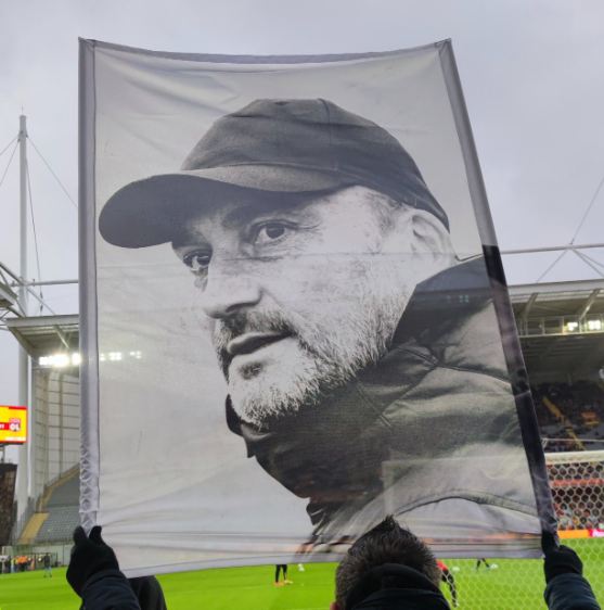 A_Taillez's tweet photo. L'un des plus beaux étendards de Bollaert va disparaître pour de bon. Punaise, je n'étais vraiment pas prêt, surtout pour le voir coacher un autre club de Ligue 1... https://t.co/F7gbNoritH