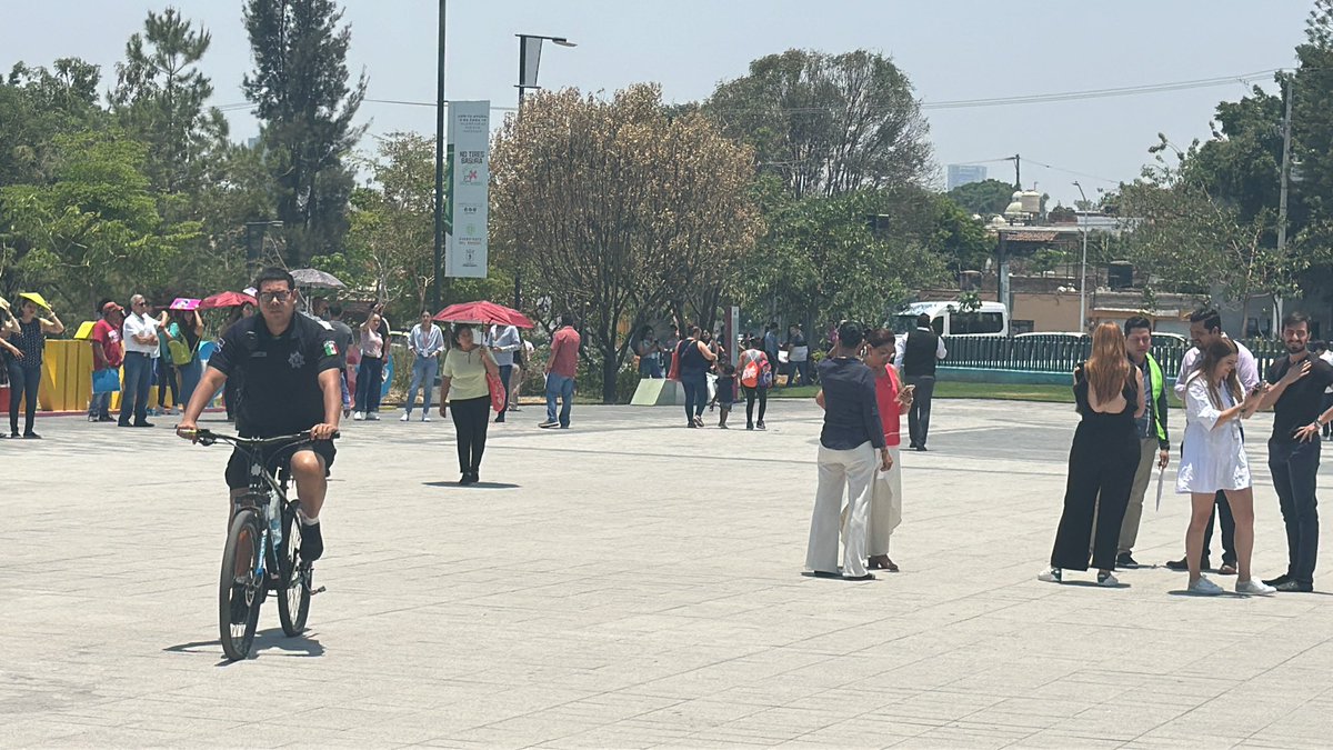 alfonso_marquez's tweet photo. Es tanto el calor que en el #CISZ de @ZapopanGob se dispararon los sensores de humo y calor y tuvieron que evacuar el edificio. En realidad los detectores se fueron con la finta e hicieron que sacaran a asolear a servidores y ciudadanos. @dk1250 https://t.co/tpkL3jibiG