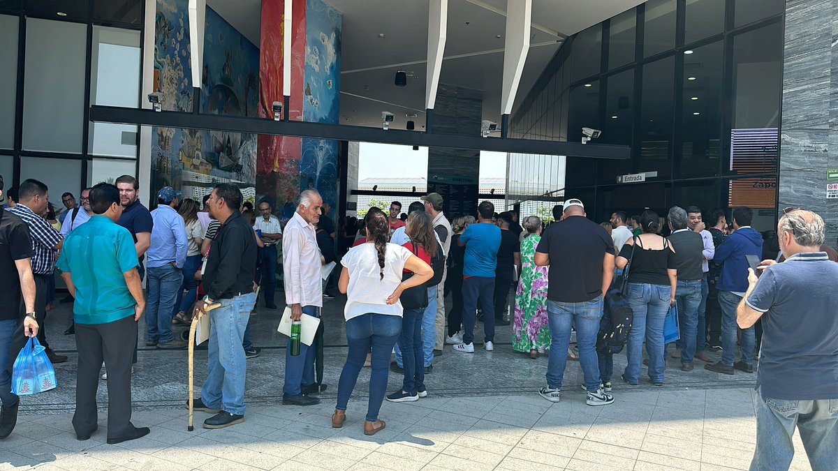 alfonso_marquez's tweet photo. Es tanto el calor que en el #CISZ de @ZapopanGob se dispararon los sensores de humo y calor y tuvieron que evacuar el edificio. En realidad los detectores se fueron con la finta e hicieron que sacaran a asolear a servidores y ciudadanos. @dk1250 https://t.co/tpkL3jibiG