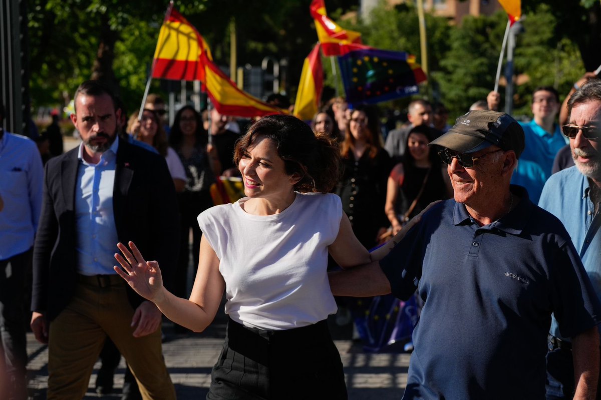 Hoy cumplimos un año de ilusión, de ganas por una Comunidad de Madrid libre y popular. Lo hemos celebrado con los ciudadanos de Móstoles y junto a numerosos alcaldes que dan lo mejor de sí mismos por sus vecinos.