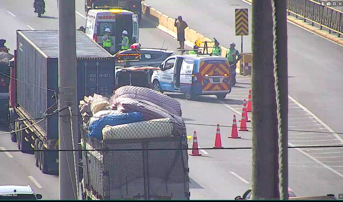 #VíaDeEvitamiento se registra un siniestro con víctima fatal en la subida del puente Santa Anita con sentido al norte. 
Las unidades de auxilio vial, ambulancia y Policía Nacional se encuentran en el punto. 
La congestión vehicular llega hasta el puente IPD.