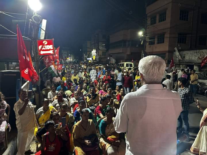 दमदम लोकसभा केंद्र से वाममोर्चा मनोनीत कांग्रेस समर्थित सी पी आई (एम)के उम्मीदवार सुजन चक्रवर्ती के समर्थन में खड़दा,आड़ियादह और दमदम कैंटोनमेंट में आयोजित जनसभा को सम्बोधित करते हुए श्रीरामपुर लोकसभा केंद्र की उम्मीदवार दीप्सिता धर और सुजन चक्रवर्ती।