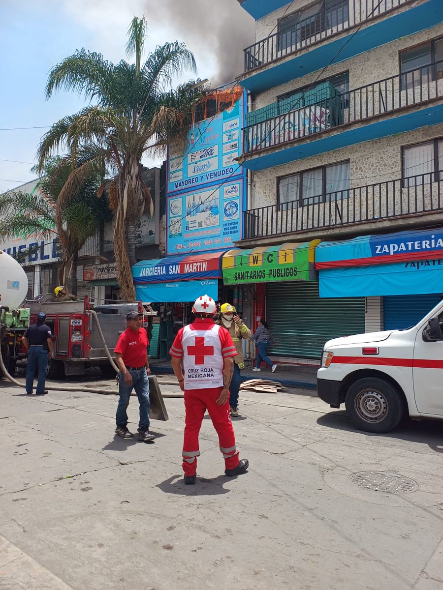 CRMSanMartinTex's tweet photo. 🚨 ⏰🔥 #ÚltimaHora | Ante el registro de un incendio en una casa habitación en Calle Josefa en el centro de la ciudad de #SanMartínTexmelucan , personal de #Socorros de @CRMSanMartinTex labora en el lugar para mitigar riesgos. https://t.co/UQiSwY6OVu