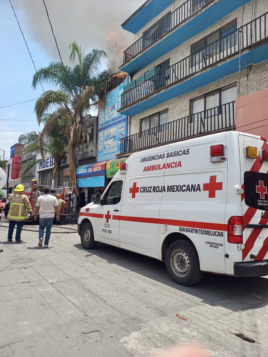 CRMSanMartinTex's tweet photo. 🚨 ⏰🔥 #ÚltimaHora | Ante el registro de un incendio en una casa habitación en Calle Josefa en el centro de la ciudad de #SanMartínTexmelucan , personal de #Socorros de @CRMSanMartinTex labora en el lugar para mitigar riesgos. https://t.co/UQiSwY6OVu