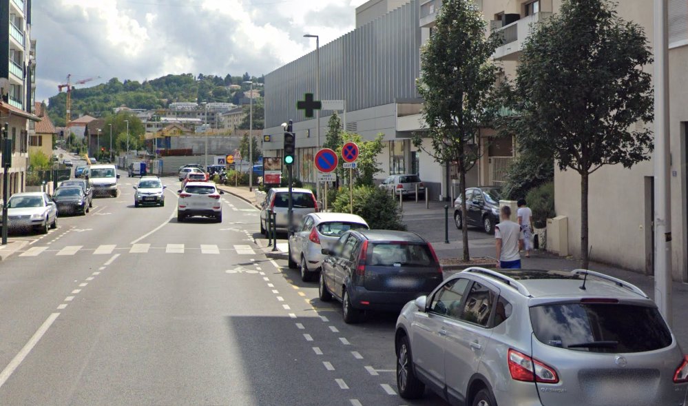 Annemasse (74) : un jeune tué d'un coup de couteau en pleine rue, les agresseurs lui ont ensuite roulé dessus ; deux suspects arrêtés en Suisse
 fdesouche.com/2024/05/28/ann…