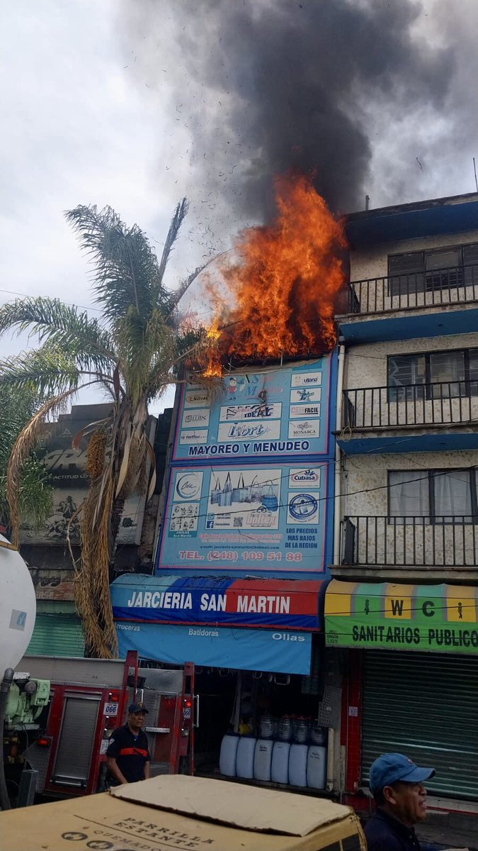 CRMSanMartinTex's tweet photo. 🚒 Un trabajo en coordinación con personal de Bomberos municipal, del Estado de Puebla, Tlaxcala y personal de Pemex. 

⛑️ Hasta el momento solo se reportan daños materiales.

🚑🚨📰 Seguiremos informando. https://t.co/cQTFgjI9re