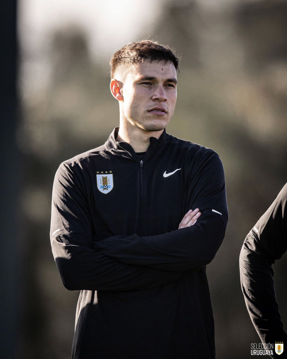 LA ROPA ✔️

Uruguay recibió la primera partida de NIKE. 

Ya la empezaron a utilizar en la semana previa al viaje a Estados Unidos. 

Llegó equipamiento de práctica. 

En horas aparecerá la camiseta para utilizar en el amistoso ante México, previsto para el miércoles 5 de junio a