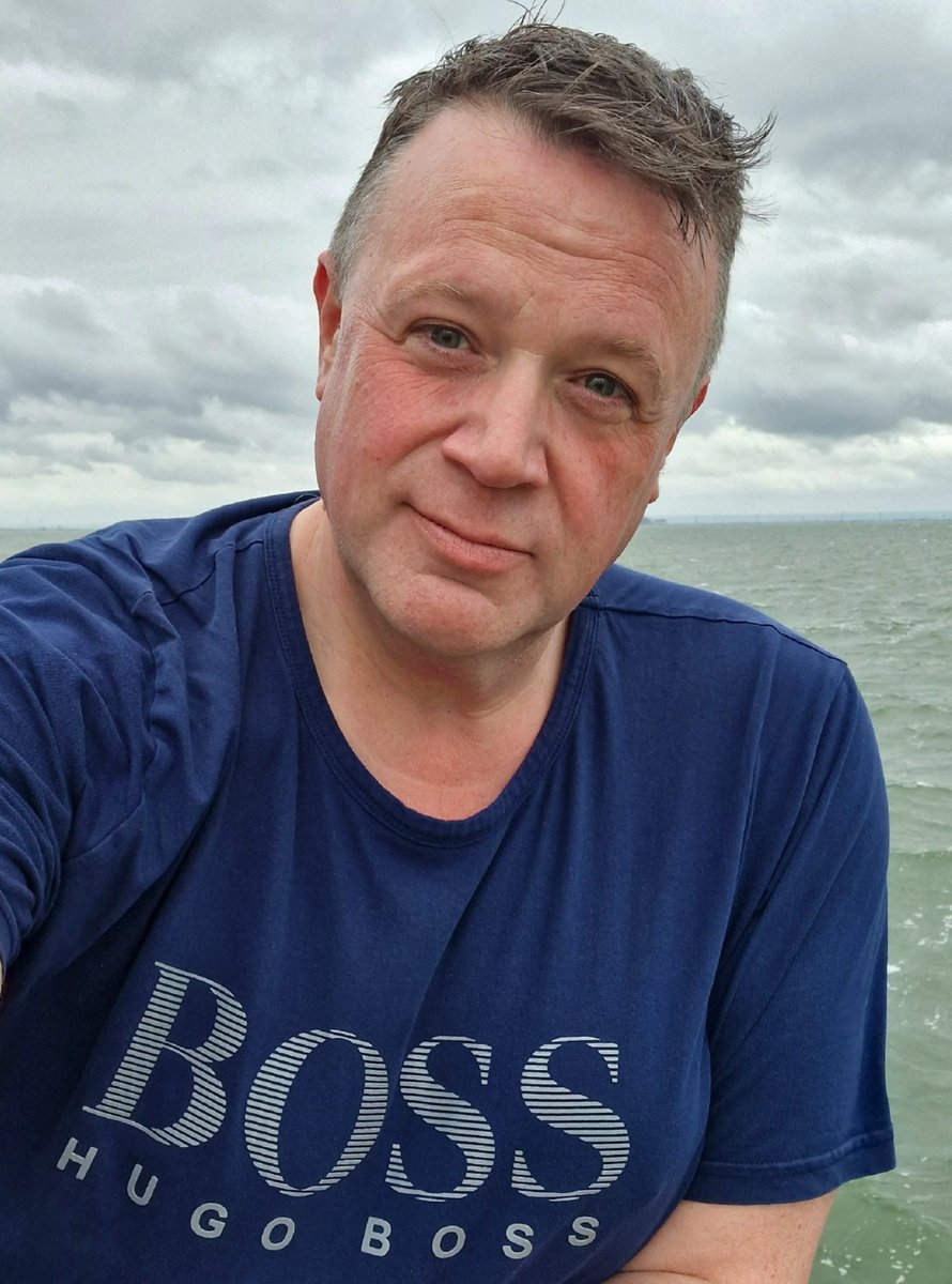 Day's annual leave today so took myself off for a walk up and down the pier and seafront. Would have been rude not to partake of a Rossi's whilst there.