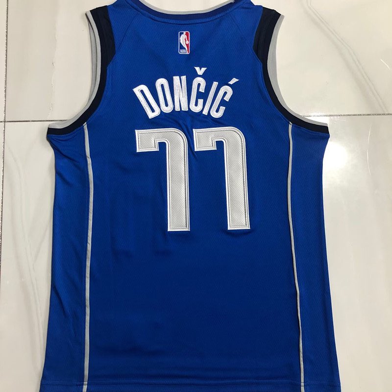 Si esta noche los Dallas Mavericks ganan a los Minnesota Timberwolves y consiguen barrerles, vamos a sortear esta camiseta de Luka Doncic entre todos los que deis RT y nos sigáis a mi y a @NBAFutQuality 

🍀🤞🏻