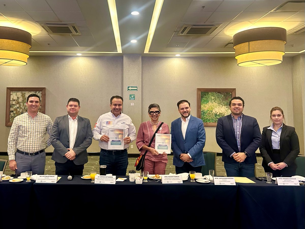 ClusterEnergiaS's tweet photo. Foro “Propuestas con Energía” con los coordinadores de energía de las candidaturas a la Presidencia de México.  El primer diálogo se desarrolló con la Mtra. Rosanety Barrios (@RosanetyBarrios) coordinadora de la Mesa de Energía de la candidata Xóchitl Gálvez (@XochitlGalvez). https://t.co/KlIs5vQAya