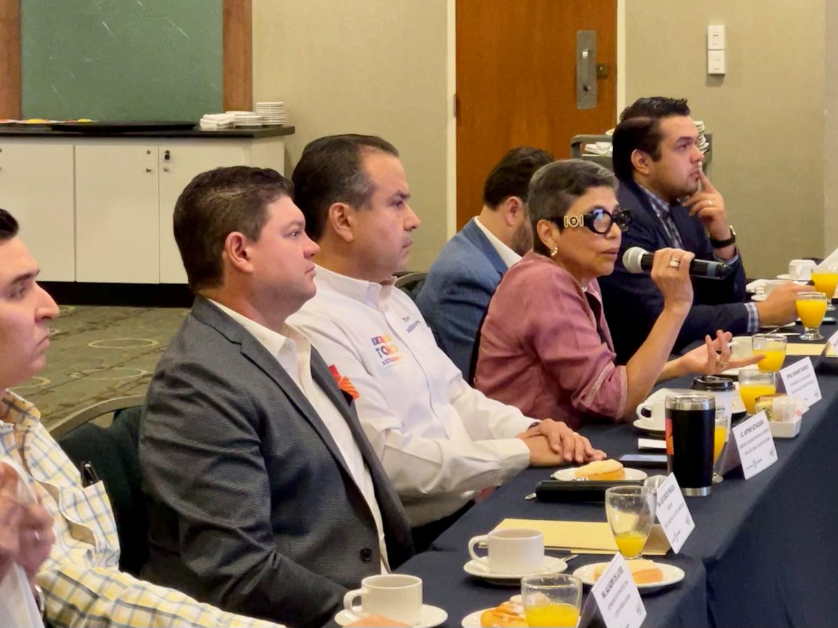 ClusterEnergiaS's tweet photo. Foro “Propuestas con Energía” con los coordinadores de energía de las candidaturas a la Presidencia de México.  El primer diálogo se desarrolló con la Mtra. Rosanety Barrios (@RosanetyBarrios) coordinadora de la Mesa de Energía de la candidata Xóchitl Gálvez (@XochitlGalvez). https://t.co/KlIs5vQAya