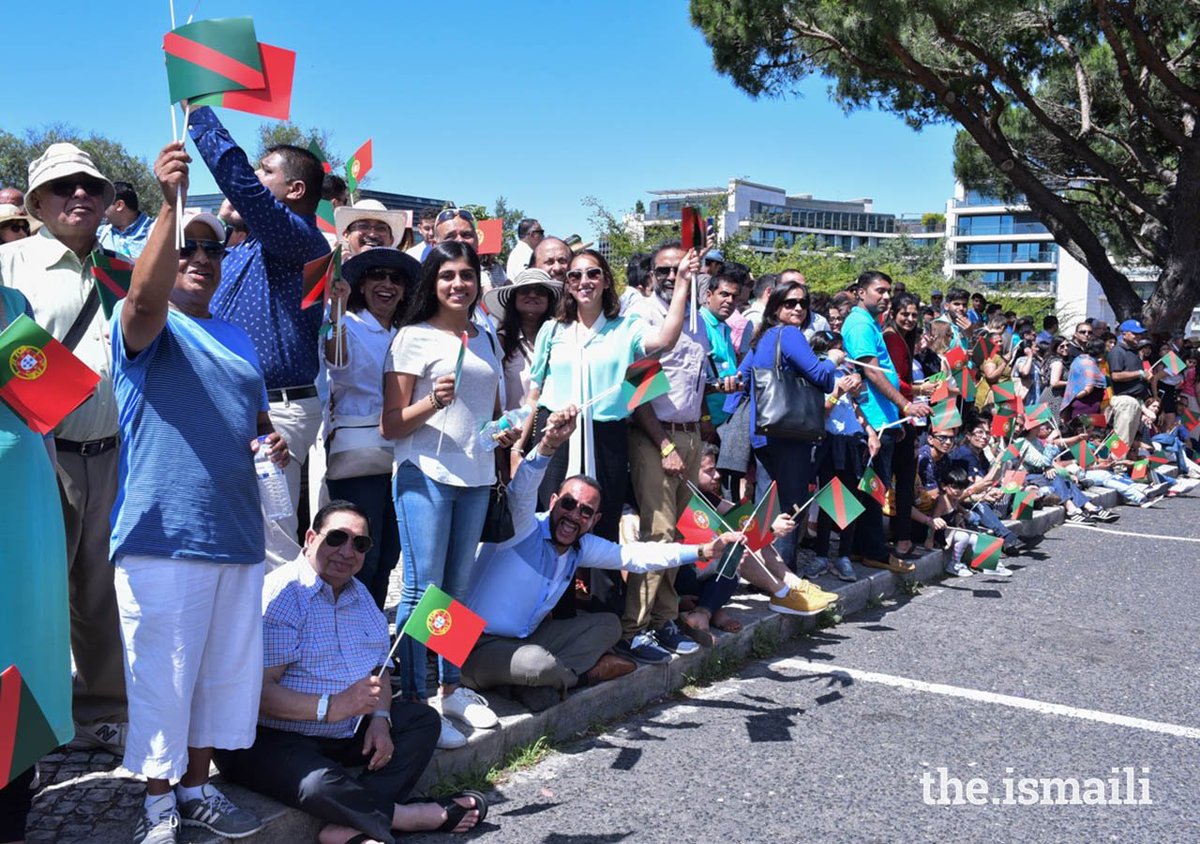 @markoftheD Not all Muslims do this. Here is a picture of Shia Ismailis waiting for their leader to arrive