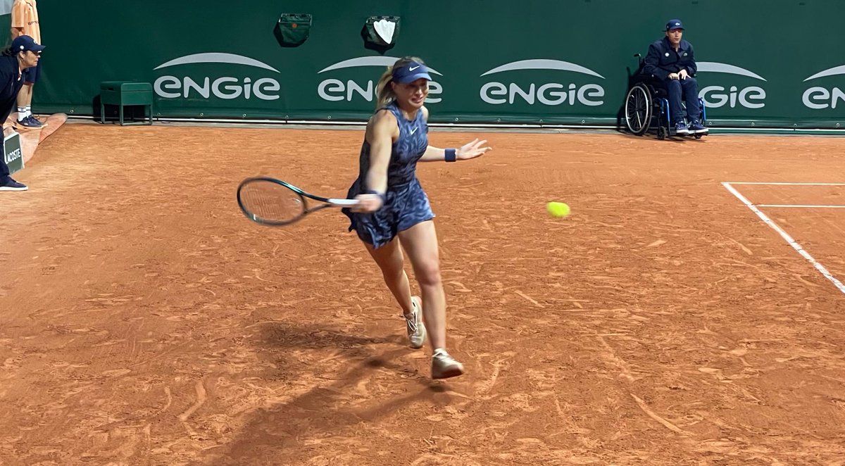 🏆 #RolandGarros ❌ @paulabadosa pierde el primer set en su debut frente a Boulter ‼️ Del 4-2 de la española al 4-6 con cuatro juegos seguidos de la británica 📍 @PedroFullanaSER