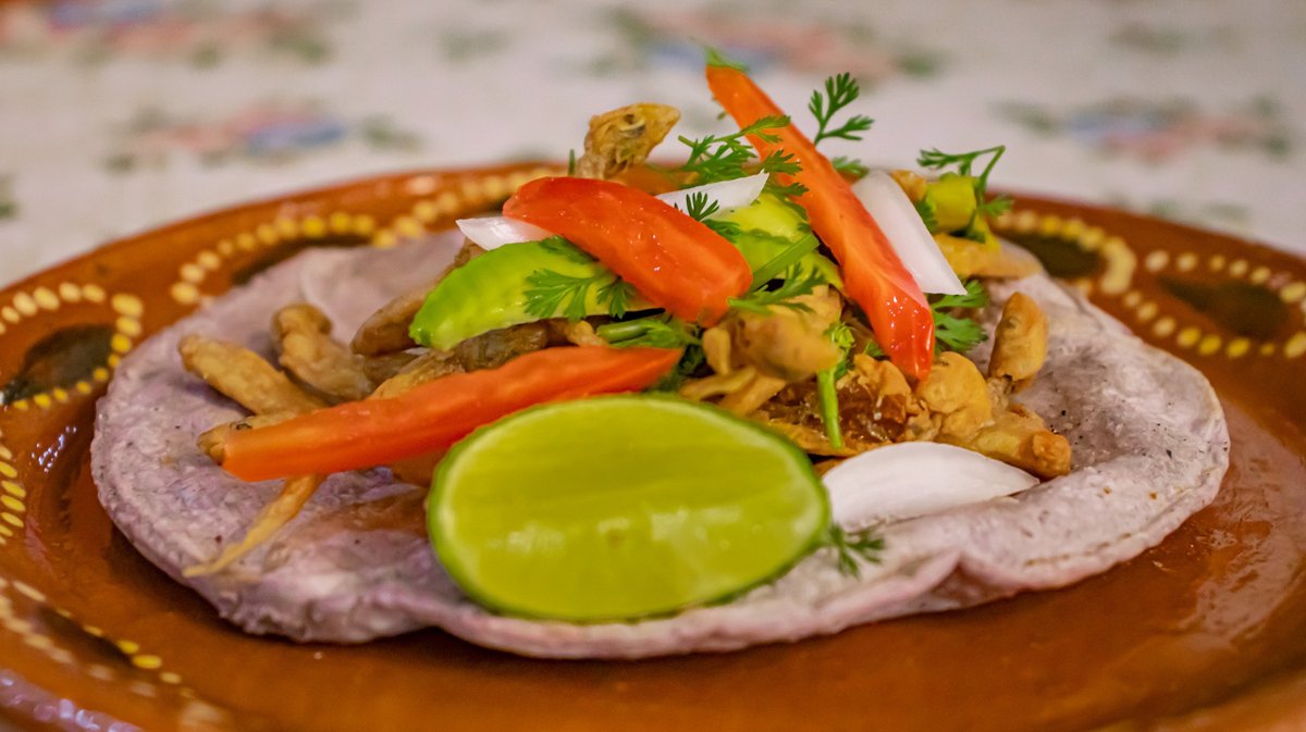 ¿A quién más se le antojó este delicioso taquito de charales de #Janitzio? 
#Michoacán #elAlmadeMéxico #SaboresDeMichoacán.