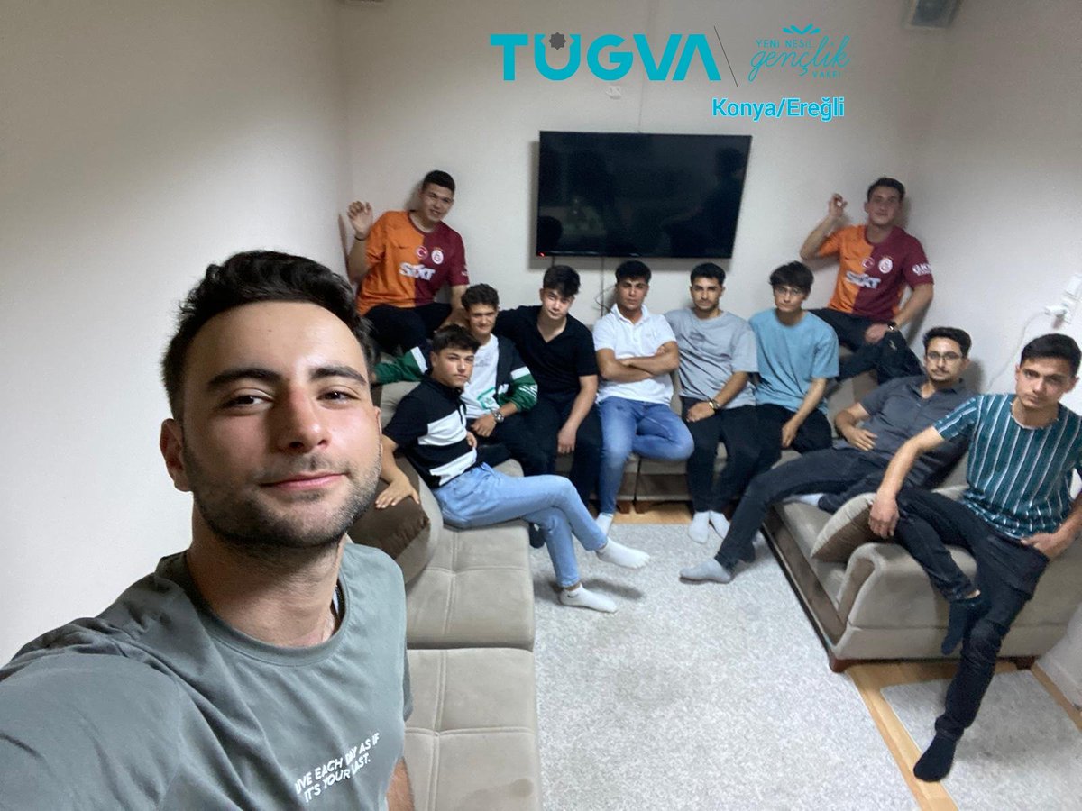 Her yerde davanı yaymaya çalış, tabi olduğun önderlik, senin her hallerine vakıf olmalıdır.
Hasan El Benna 

#İşimizGücümüzGençlik  😎