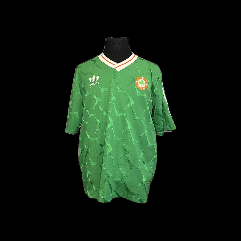 🇮🇪

Republic of Ireland Home Shirt 1990

One of the most iconic shirts in the nations history, as worn at World Cup Italia 90. 

Great sponsor-less version with embossed crest and adidas logo, and in a rare Adults Large size 🙌🏻

Available to buy NOW through link below

👇