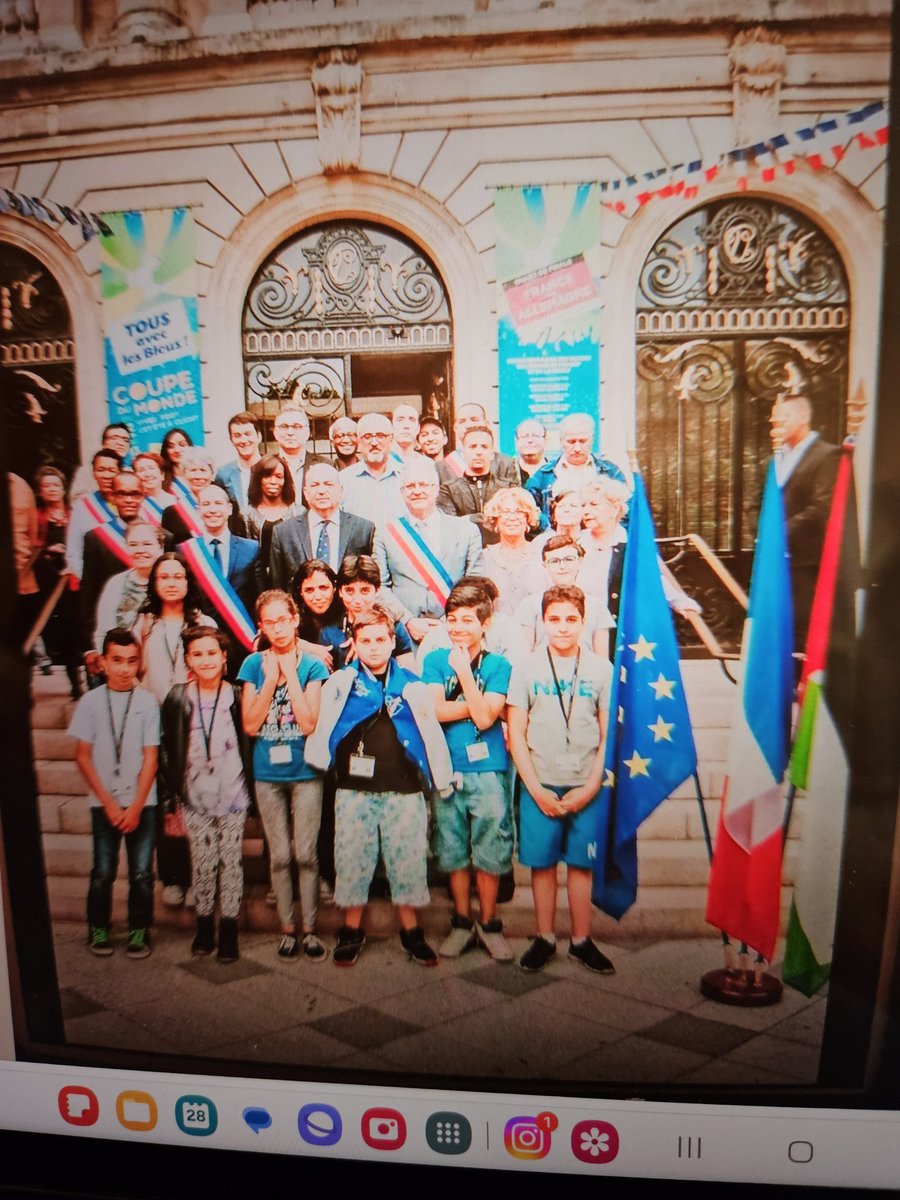 En 2014 le drapeau palestinien flottait devant la mairie de @villeclichy,à côté des drapeaux français et européen,pour accueillir le maire et la délégation de @BethSahour en #Cisjordanie alors jumelée avec #Clichy,sans aucune protestation !#Clichy doit soutenir les palestiniens!