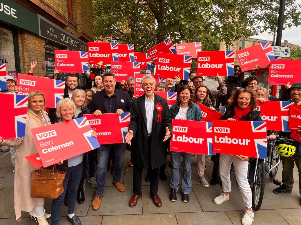 Another fantastic canvass this evening in Walham Green with H&amp;F leader <a href="/StephenCowan/">Stephen Cowan 🇬🇧🇺🇦</a> Lambeth leader <a href="/clairekholland/">Claire Holland</a> and dozens of first-time volunteers! Overwhelming feeling from residents on the doorstep is that change is needed - and Labour is the only party that can offer it.